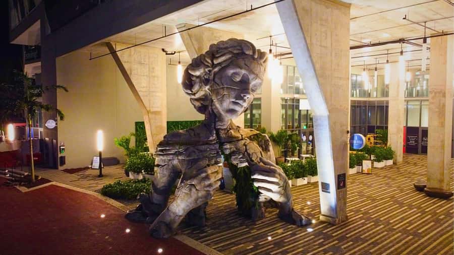 Fort Lauderdale: Ghosts and Ghouls Haunted Walking Tour - Meeting the Guide at the Thrive Sculpture Outside Society Las Olas