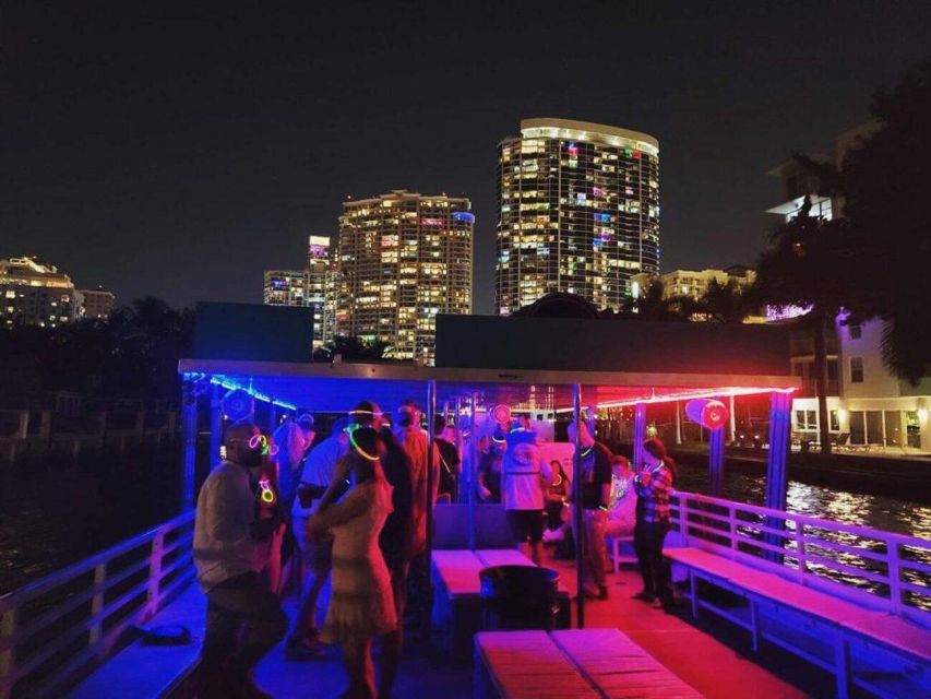 Fort Lauderdale: Holiday Lights Tour with Downtown Views - Your 2-hour loop: downtown views, Riverwalk, and Las Olas Isles