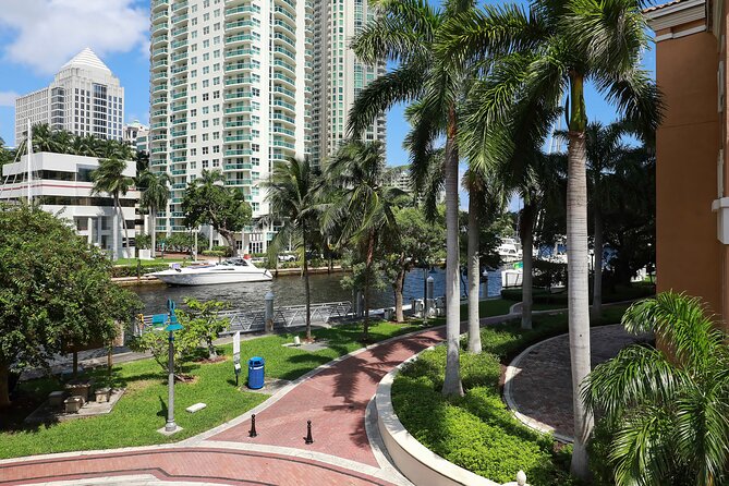 Fort Lauderdale Riverwalk Self-guided Audio Walking Tour - Getting started at 600 W Las Olas Blvd (and what to do if parking is tight)