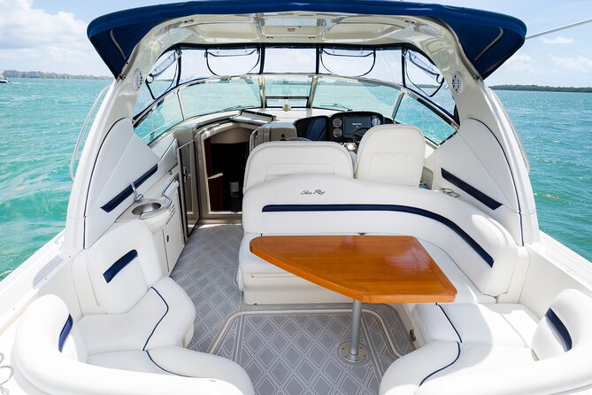 Private tour for 12 people on a 40 ft Yacht, Ft Lauderdale bay - Group size reality: coordinating 10 to 12 people on the water